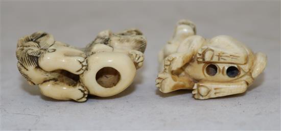 Two Japanese ivory netsuke of a shi-shi and a hound, 19th century, 3.9cm and 3.4cm